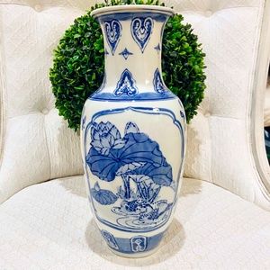AP9-LARGE Chinoiserie Lotus Flower Blue & White Vase